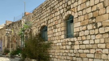 Rosh Pina, İsrail - Nisan 2019: Kuzey İsrail 'deki Rosh Pina kasabasındaki eski sokak, Yukarı Celile bölgesi. Canaan Dağı yamacında yer alan ve 12 Aralık 1884 'te yere serildi. 4K