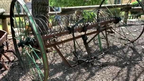 Vintage Puxado Cavalo Ancinho Feno Mecânico — Vídeo de Stock