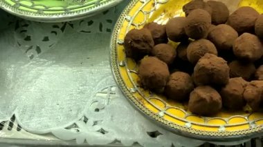 Küçük bir dükkan ve kafe tezgahında farklı türde şekerleme ve şekerleme. 4K
