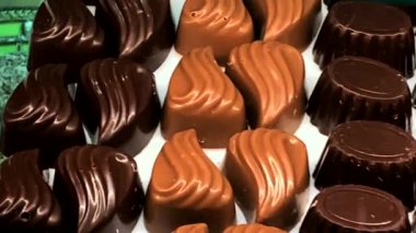 Küçük bir dükkan ve kafe tezgahında farklı türde şekerleme ve şekerleme. 4K