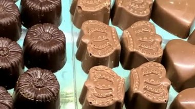 Küçük bir dükkan ve kafe tezgahında farklı türde şekerleme ve şekerleme. 4K