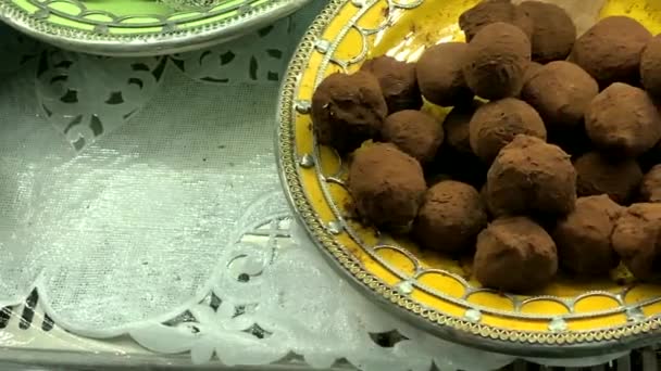 Diferentes Tipos Doces Hocolate Doces Balcão Pequenas Lojas Cafés — Vídeo de Stock