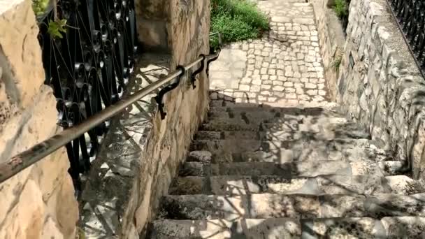 Metal Parmaklıklı Antik Taş Merdiven — Stok video