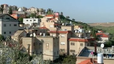 Jish veya Gush Khalaf - Kuzey Galilee 'deki Tipik Arap Maronite Köyü. İsrail. Hristiyan geleneklerine göre, Aziz Paul 'un ailesi Jish' tendi. 4K