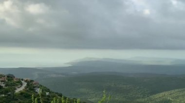 Kinneret Gölü veya Tiberias Denizi veya Celile Denizi 'ni çevreleyen tepelerin tepelerinden Yukarı Celile' nin panoraması. 4K