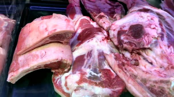 Duże Kawałki Świeżej Wieprzowiny Szybą Supermarkecie Kawałki Świeżo Krojonej Wołowiny — Wideo stockowe