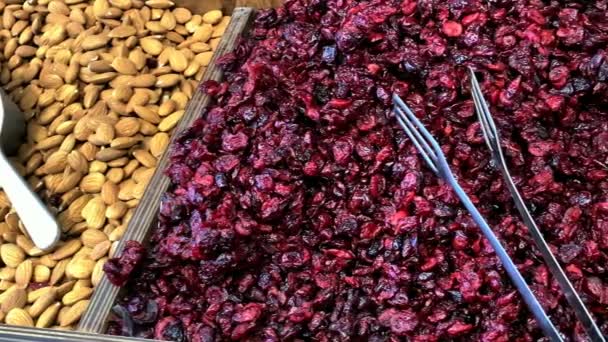 Mandeln Und Getrocknete Preiselbeeren Auf Der Ladentheke Supermarkt — Stockvideo