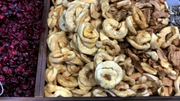 超市柜台上有干红莓 葵花籽 干苹果和干香蕉 — 图库视频影像