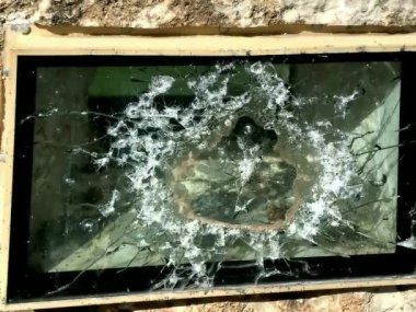 Vandalizm. Tanımlanamayan insanlar cam kırmaya ve şehir parkının yeniden inşası için toplanan bağışları çalmaya çalıştılar. HD