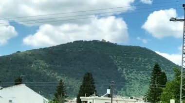 Tabor Dağı (Har Tavor), İsrail 'in Aşağı Celile şehrinde, Celile Denizi' nin 18 kilometre batısındaki Jezreel Vadisi 'nin doğu ucunda yer alır. 4K