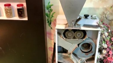 Klasik profesyonel badem ezme makinesi (kes-at). 4K