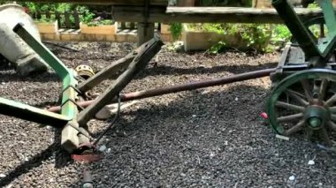 Kütük ve diğer uzun yükler için antika araba. 4K