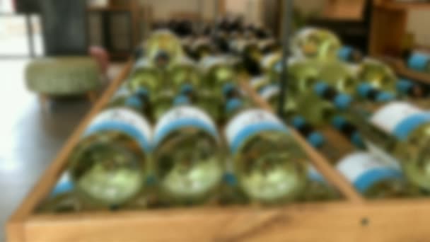 Interior Tienda Vinos Botellas Vino Mostrador Tienda Vista Borrosa — Vídeo de stock