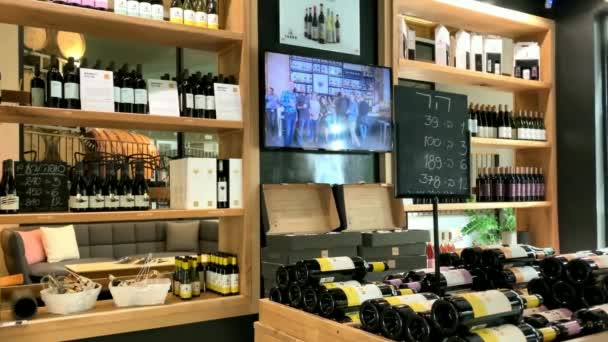 Kfar Tavor Tabor Israel 2019年4月11日 Tabor酒厂车间内部 商店柜台上的酒瓶 — 图库视频影像