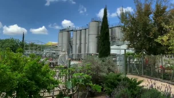 Kfar Tavor イスラエル 2019年4月11日 Tabor Winery ワイン発酵のためのステンレス製の樽を持つ近代的なワイナリーの一般的なビュー — ストック動画