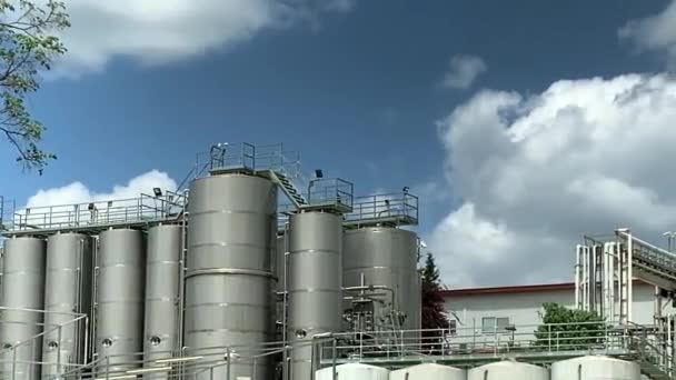 Kfar Tavor Israel April 2019 Tabor Winery 葡萄酒发酵用不锈钢桶的现代酿酒厂概况 — 图库视频影像
