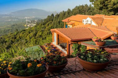 Kinneret Gölü veya Tiberias Denizi 'ni çevreleyen tepelerin tepelerindeki konuk evinden (pansiyondan veya zimmerden) Yukarı Celile Panoraması