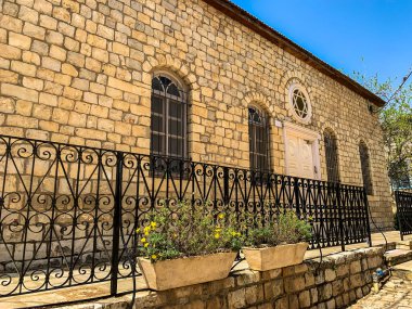 19. yüzyılın eski sinagogu İsrail 'in Rosh Pina şehrinde. Bir sinagoga giriş. Antik sinagog cephesinde giriş kapısı ve Davut 'un Yıldızı onun üzerinde.