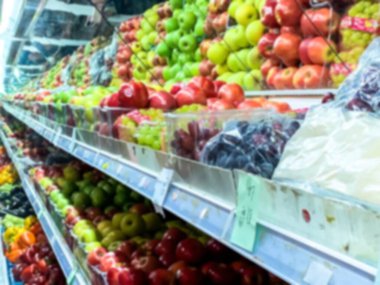 Süpermarkette taze çiğ yeşil, kırmızı, sarı elma çeşitleri. Bulanık görünüm