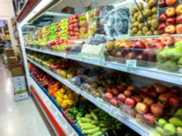 Süpermarkette taze çiğ yeşil, kırmızı, sarı elma çeşitleri. Bulanık görünüm