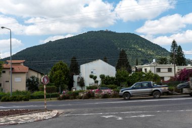 Tabor Dağı (Har Tavor), İsrail 'in Aşağı Celile şehrinde, Celile Denizi' nin 18 kilometre batısındaki Jezreel Vadisi 'nin doğu ucunda yer alır. 4K