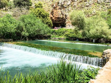 Ürdün 'ün ana kaynağı Hermon Dağı eteğindeki Baniyas antik kenti yakınlarında.