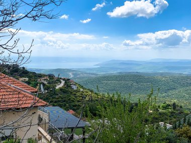 Kinneret Gölü veya Tiberias Denizi 'ni çevreleyen tepelerin tepelerindeki konuk evinden (pansiyondan veya zimmerden) Yukarı Celile Panoraması