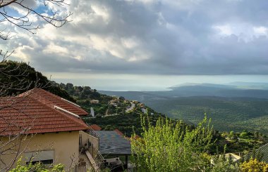 Kinneret Gölü veya Tiberias Denizi 'ni çevreleyen tepelerin tepelerindeki konuk evinden (pansiyondan veya zimmerden) Yukarı Celile Panoraması