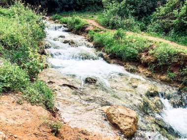 Kaynağın oradaki dağlarda bir dere.