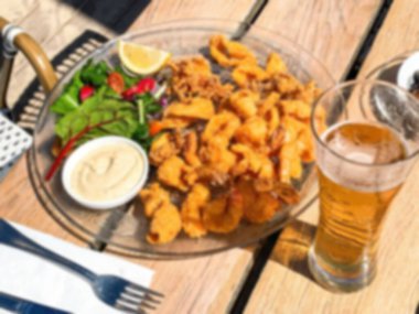 Sahildeki restoranda karides ve kalamarla limon karıştır. Asya usulü.