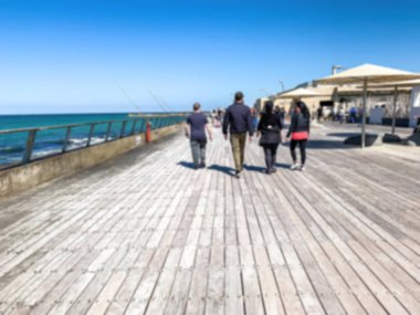 Tel Aviv, İsrail - 09 Mart 2019: Tel Aviv 'in Yeni Akdeniz seti (geçmişte - Tel Aviv Limanı). Yerel halk ve turistlerin olduğu favori ve popüler dinlenme alanı.