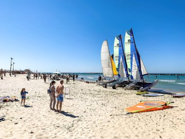 Tel Aviv, İsrail - 09 Mart 2019 Akdeniz. La-la sahilinde (Gordon) katamaranlar. Yerel halk ve turistler için favori ve popüler dinlenme alanı.