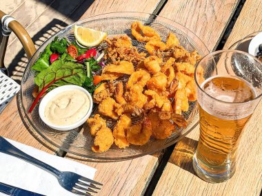 Sahildeki restoranda karides ve kalamarla limon karıştır. Asya usulü.