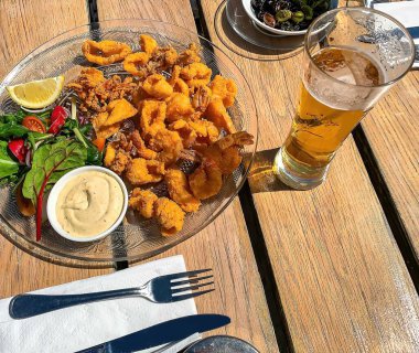 Sahildeki restoranda karides ve kalamarla limon karıştır. Asya usulü.