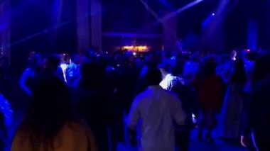 Rehovot, İsrail - 18 Nisan 2019: Bir partide dans eden insanlar. Düğündeki eğlence programı. Partide dans eden insanların siluetleri. 4K