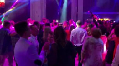 Rehovot, İsrail - 18 Nisan 2019: Bir partide dans eden insanlar. Düğündeki eğlence programı. Partide dans eden insanların siluetleri. 4K
