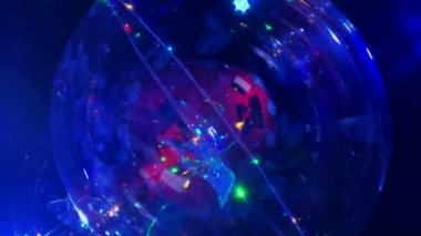 Çocukların yeni yılı, Noel 'i, doğum günü partilerini süslemek için büyük şeffaf balonlar. HD