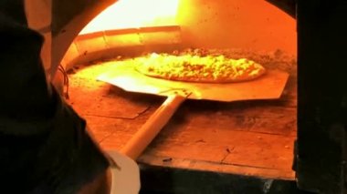 Gaz tuğlası fırınında pizza pişirmek. Ağır çekim. 4K