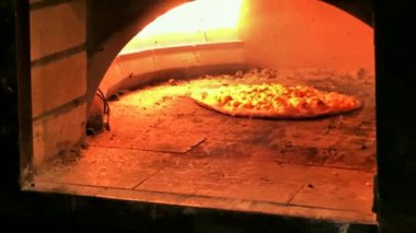 Gaz tuğlası fırınında pizza pişirmek. 4K