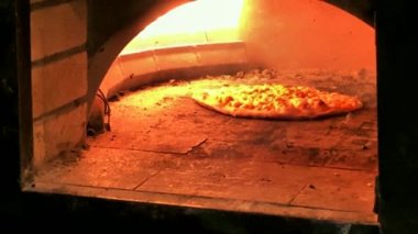 Gaz tuğlası fırınında pizza pişirmek. Ağır çekim. 4K