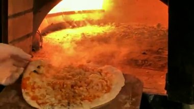 Gaz tuğlası fırınında pizza pişirmek. Zaman aşımı. 4K