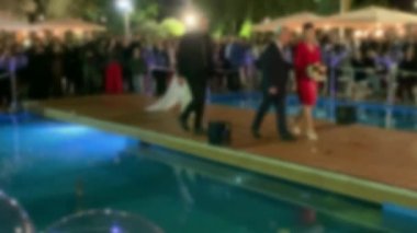 Gelin ve damadın Yahudi nikahı için chuppah 'a çıkışı. Zaman aşımı. Bulanık görüş. 4K