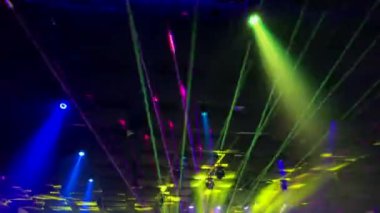 Şölen salonunda lazer neon ışıklar yanıp sönüyor ve parlıyor. 4K