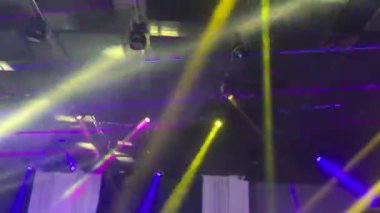 Şölen salonunda lazer neon ışıklar yanıp sönüyor ve parlıyor. 4K