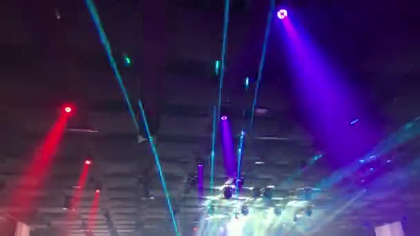 Laserowo Neonowe Promienie Świetlne Migają Świecą Sali Bankietowej — Wideo stockowe