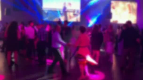 パーティーで人々を踊る 結婚式でのエンターテイメントプログラム パーティーで踊る人々のシルエット ぼやけた景色 — ストック動画