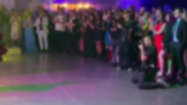 Damat ve gelinin düğün töreninde misafirlerin önünde dans etmesi. Bulanık görüş. 4K