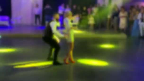 Танець Нареченого Нареченої Перед Гостями Церемонії Весілля Банкетному Залі Розмитий — стокове відео