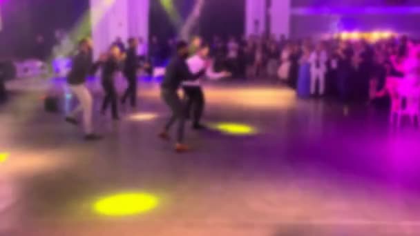 Baile Grupo Del Novio Sus Amigos Frente Novia Los Invitados — Vídeo de stock