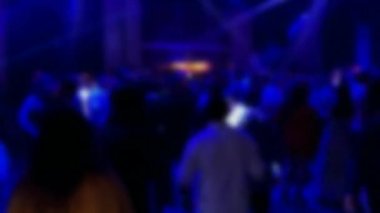 Partide dans eden insanlar. Düğündeki eğlence programı. Partide dans eden insanların siluetleri. Bulanık görüş. 4K